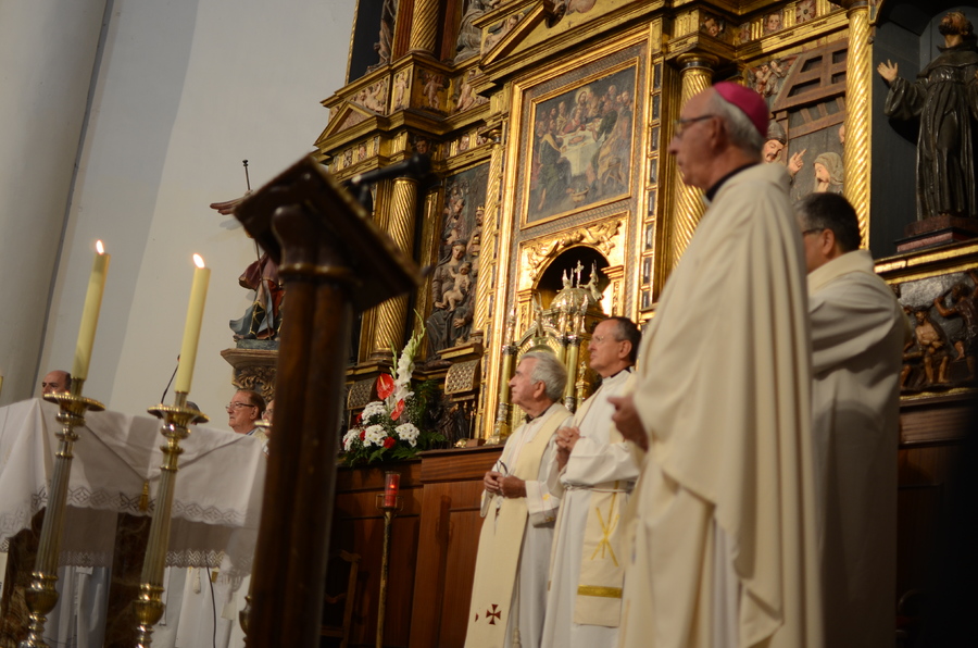 ../Bilder/2015/08/22/ElCarmenCoronacion1012/Fotos/LMS_4371.JPG